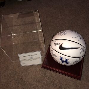 2012 NCAA CHAMPION KENTUCKY SIGNED BASKETBALL